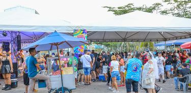 Jovem vendendo pipoca em um bloco de carnaval 