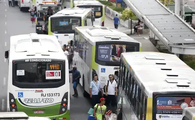 Rodoviários do Rio fazem paralisação. Vários ônibus ficam parados na Avenida Brasil com os pneus furados.