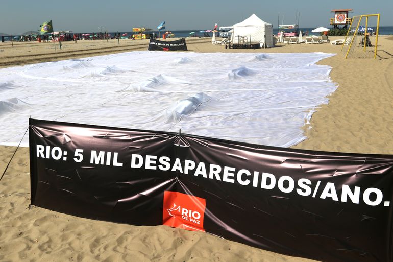 Rio de Janeiro (RJ), 13/07/2023 - Dez anos depois da morte e desaparecimento de Amarildo Dias de Souza, a organização não governamental (ong) Rio de Paz realiza protesto, em frente ao Copacabana Palace, na Zona Sul do Rio de Janeiro. Foto:Tânia Rêgo/Agência Brasil