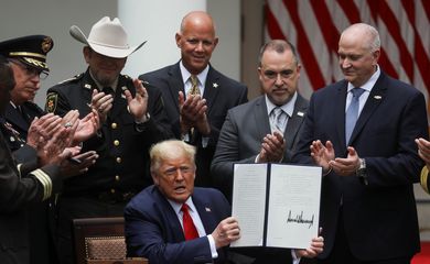Presidente dos EUA, Donald Trump, assina decreto de reforma policial em jardim da Casa Branca