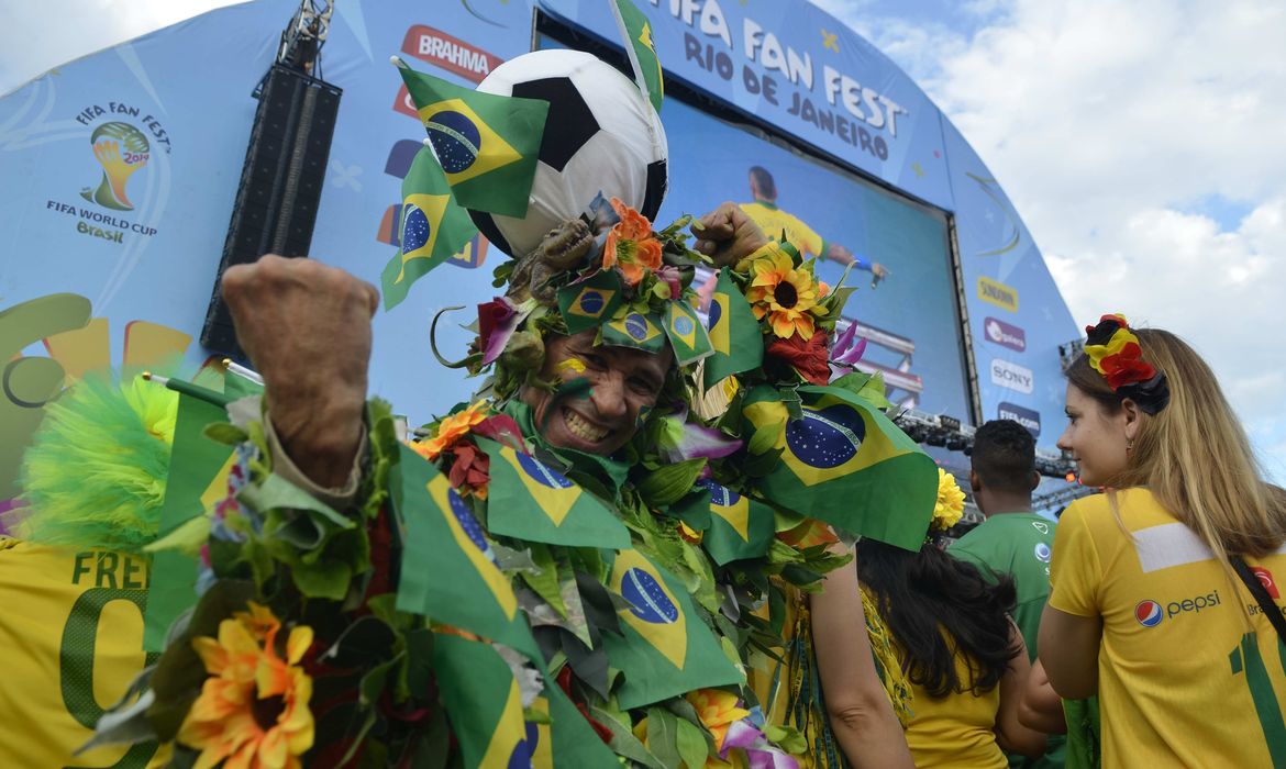 Torcedores na arena da Fifa Fan Fest - Rio de Janeiro, na praia de Copacabana, para o jogo de abertura da Copa do Mundo 2014, Brasil x Croácia (Fernando Frazão/Agência Brasil)