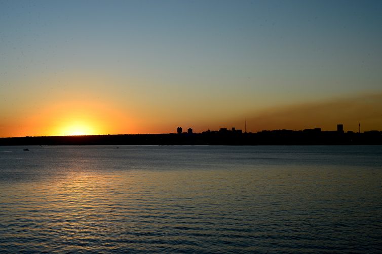 Pôr do sol no Lago Paranoá em Brasília, que completa 87 dias sem chuva