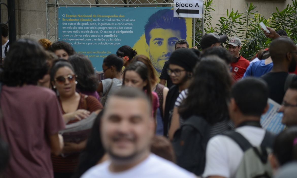 Rio de Janeiro- Candidatos chegam à Universidade Veiga de Almeida, no Maracanã, para primeiro dia de provas do Enem 2017 (Tomaz Silva/Agência Brasil)