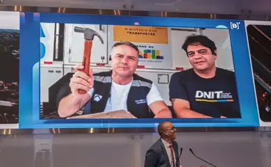 São Paulo (SP) - 06/11/2025 Ministro dos Transportes, Renan Filho, participa virtualmente de leilão na B3. O leilão envolve o trecho das rodovias BR-153/262/GO/MG, conhecido como rota sertaneja, que conecta 21 municípios estratégicos entre Hidrolândia (GO) e Comendador Gomes (MG).
Foto: Paulo Pinto/Agência Brasil