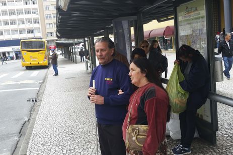 Os aposentados Adelmo Caetano Amélia e Rosilda Sousa, que são cegos, afirmam que o sistema de transporte de Curitiba é acessível.