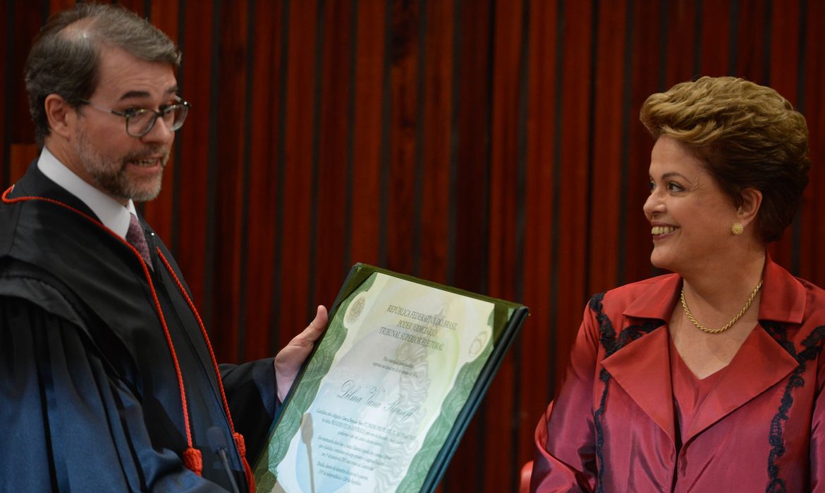 O presidente do TSE, Dias Toffoli, diploma a presidenta reeleita Dilma Rousseff (Valter Campanato/Agência Brasil)