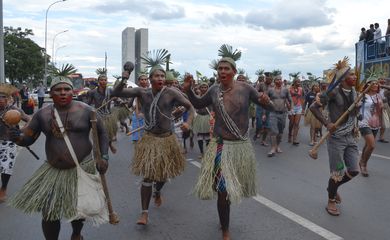 Lideranças indígenas promovem a Semana de Mobilização Nacional Indígena 2015 no Acampamento Terra Livre (ATL) montado na Esplanada dos Ministérios (Valter Campanato/Agência Brasil)