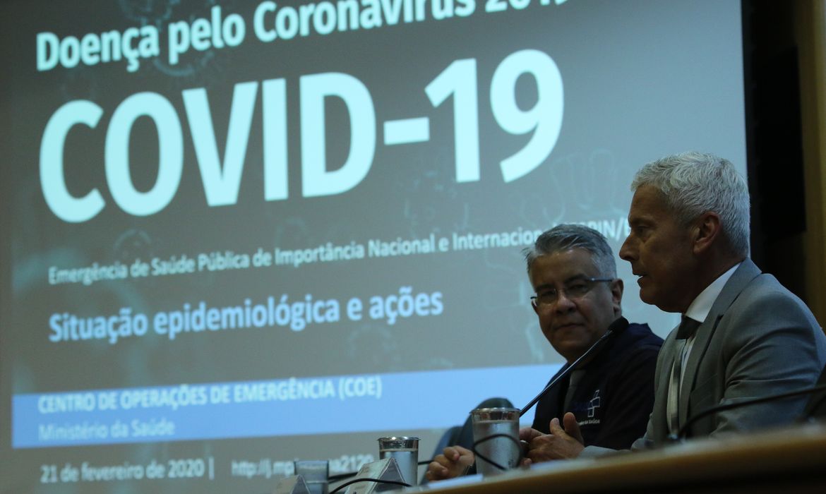 O secretário de Vigilância em Saúde, Wanderson Kleber de Oliveira, e o secretário-executivo do Ministério da Saúde, João Gabbardo dos Reis, divulgam dados atualizados sobre a situação do novo Coronavírus no país.