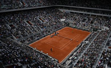 Quadra central de Roland Garros em partida de Nadal contra Auger-Aliassime