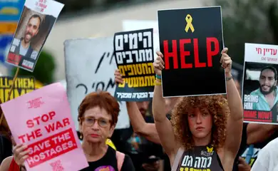 The families of hostages held in Gaza hold a silent protest to mark one year since the October 7 attack by Hamas during which their loved ones were taken hostage, in Tel Aviv, Israel, October 7, 2024. REUTERS/Gonzalo Fuentes