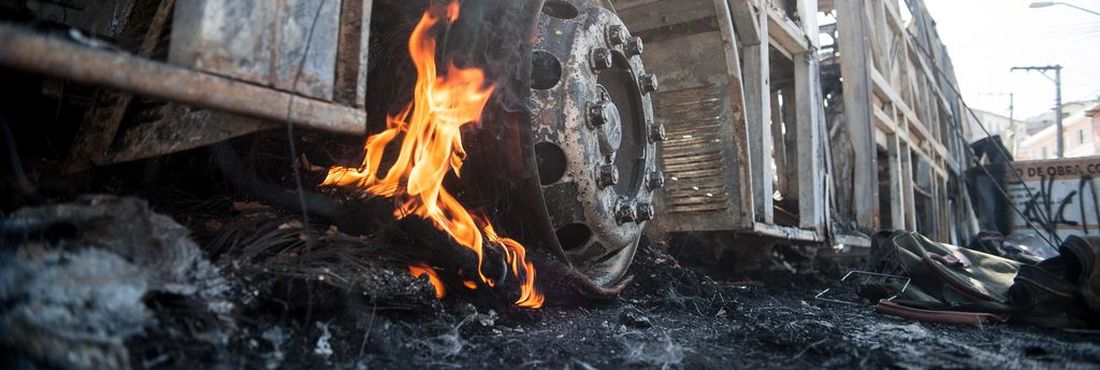 ônibus incendiado, ônibus queimado, São Paulo Desde o começo deste ano, 42 ônibus foram queimados só na cidade de São Paulo, de acordo com a SPTrans