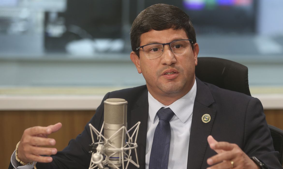 O ministro do Turismo, Carlos Brito, é o entrevistado do programa A Voz do Brasil.