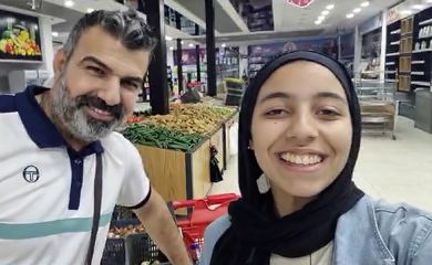 17/10/2023, “Queria agradecer muito o povo brasileiro. Todos que estão nos acompanhando pelas redes, pelo jornal, pelas notícias, pela internet, obrigada a todos por estar conosco, também a embaixada brasileira”, afirmou Shahed  Al-Banna, de 18 anos. Foto: Frame de Vídeo/Arquivo Pessoal
