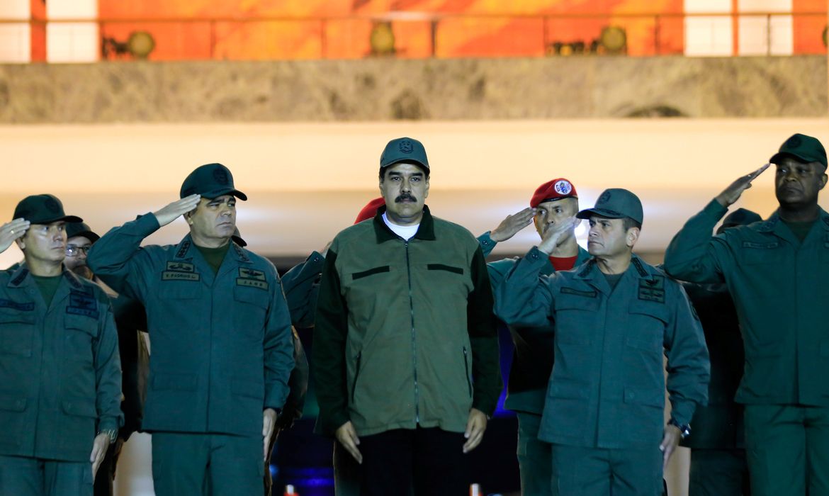 O presidente da Venezuela, Nicolás Maduro, participa de uma cerimônia em uma base militar em Caracas
