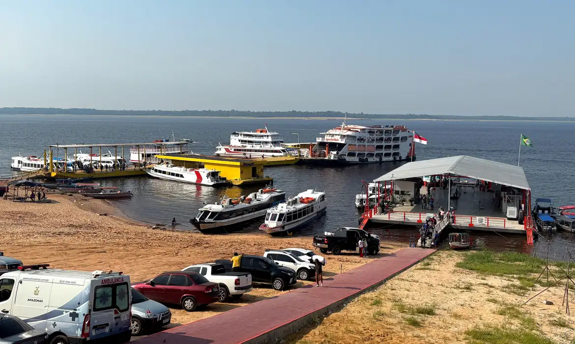 Manaus (AM), 29/11/2024 - Porto de embarque e desembarque dos barcos de turismo no Rio Negro com o nível  de água abaixo de 16 metros.  Foto: Tânia Rêgo/Agência Brasil
