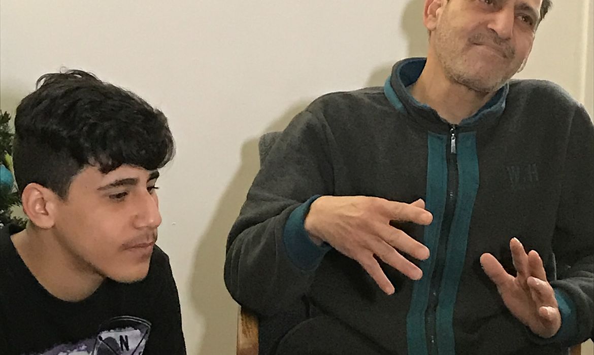 O refugiado sírio Samir Al Jahmani, ao lado do filho Mayas. A família vive nos Estados Unidos desde o ano passado