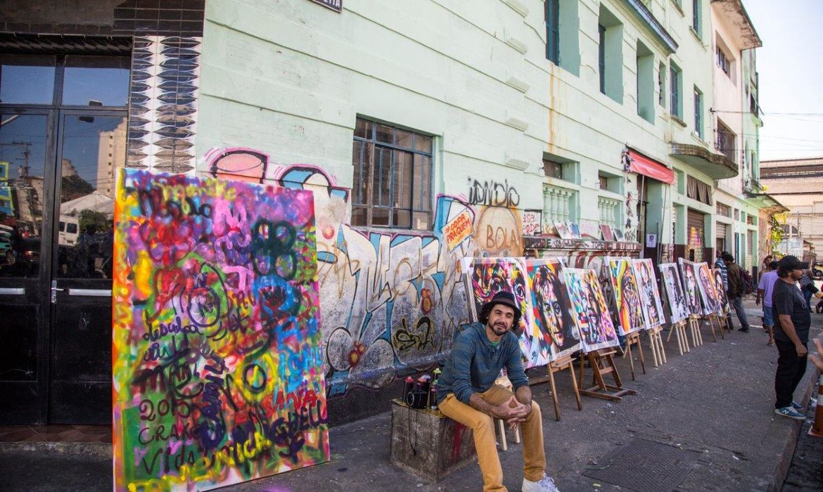 O artista Eduardo Kobra usa o trabalho para chamar a atenção para o cotidiano de São Paulo