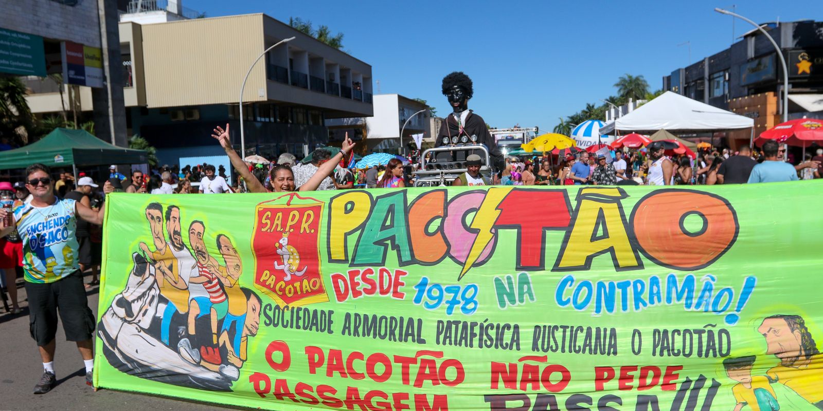 Bloco Pacotão traz irreverência no último dia do Carnaval em Brasília