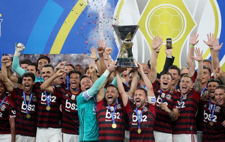 Soccer Football - Brasileiro Championship - Flamengo v Ceara - Maracana Stadium, Rio de Janeiro, Brazil - November 27, 2019   Flamengo&#039;s Diego Alves, Diego and Everton Ribeiro celebrate with the trophy after winning the Brasileiro Championship 