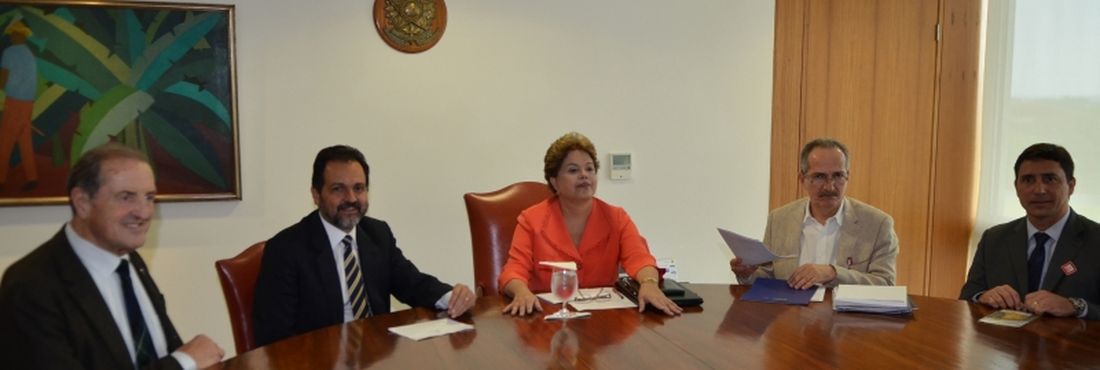 A presidenta Dilma Rousseff recebe o presidente da Federação Internacional de Esporte Universitário (FISU), Claude-Louis Gallien, o governador do DF, Agnelo Queiroz, e o ministro do Esporte, Aldo Rebelo, no Palácio do Planalto