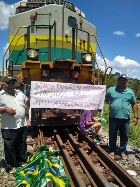 Aurindo Alves/Direitos Reservados Pescadores,Samarco,Protesto,Trem,Ferrovia