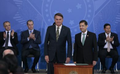 O presidente da República, Jair Bolsonaro, participa da solenidade de posse do advogado-geral da União, José levi no Palácio do Planalto