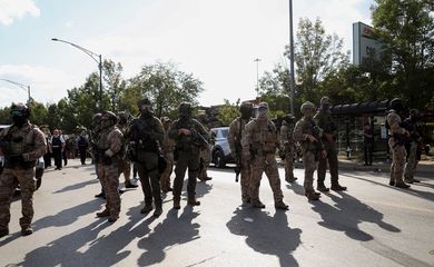 Agentes de segurança operam durante impasse com o Serviço de Imigração e Alfândega dos EUA (ICE) e agentes federais em bairro de Chicago
04/10/2025
REUTERS/Jim Vondruska