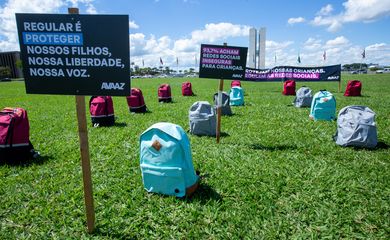 Brasília 02/05/2023 - Avaaz instala 35 mochilas em frente ao Congresso para homenagear 35 vítimas que morreram em massacres escolares desde 2012. Foto: Fabio Rodrigues-Pozzebom/ Agência Brasil