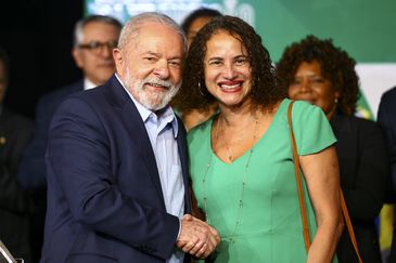 The president-elect, Luiz Inácio Lula da Silva, and the future Minister of Science and Technology, Luciana Santos, during the announcement of new ministers who will compose the government.