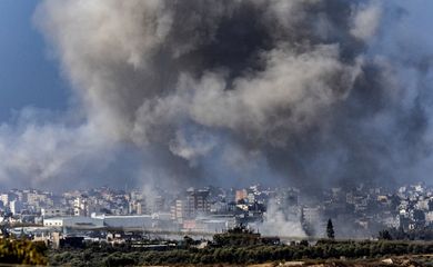 Smoke rises over Gaza as seen from Southern Israel, amid the ongoing conflict between Israel and Palestinian group Hamas, November 10, 2023. REUTERS/Evelyn Hockstein     TPX IMAGES OF THE DAY
