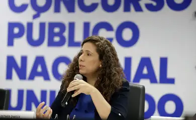 Brasília (DF), 18.08.2024 - Ministra da Gestão e da Inovação em Serviços Públicos, Ester Dweck, durante entrevista coletiva sobre o balanço do Concurso Público Nacional Unificado – CPNU.  Foto: Bruno Peres/Agência Brasil