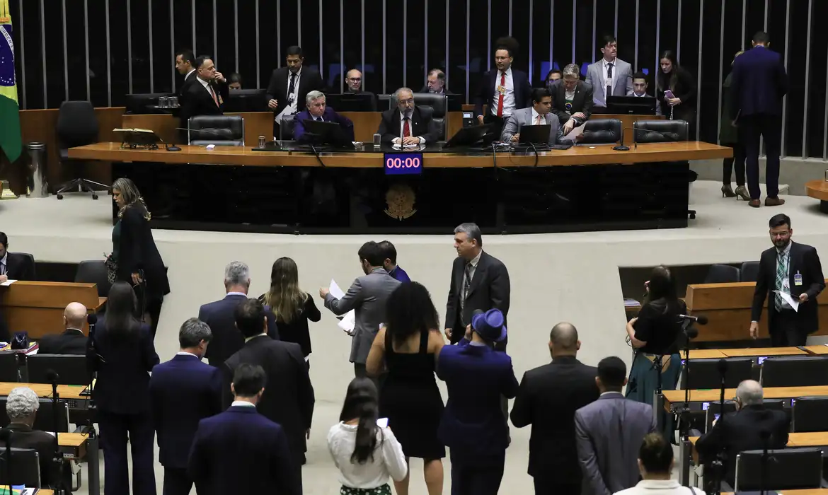 Brasília (DF) 29/08/2024 Sessão do Congresso Nacional semipresencial para votar o projeto de lei do Congresso (PLN 2024) que altera a Lei de Diretrizes Orçamentárias deste ano (LDO 2024) para facilitar o acesso a operações de crédito por pessoas físicas e empresas atingidas pelas enchentes no Rio Grande do Sul. Foto Lula Marques/ Agência Brasil