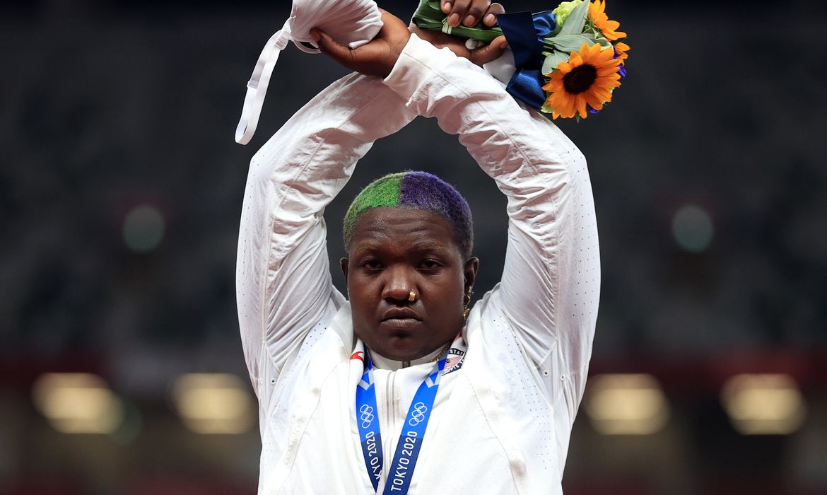 Atleta norte-americana Raven Saunders faz gesto ao receber medalha de prata na prova do arremesso de peso na Tóquio 2020 - Olimpíada