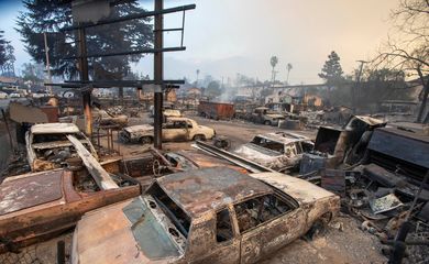 Veículos queimados são vistos conform incêndios florestais queimam na área de Los Angeles
09/01/2025
Reuters/Ringo Chiu/Proibida reprodução