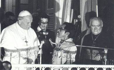 Manaus (AM) 1980. Marçal de Souza, em Manaus, fez um discurso para o Papa João Paulo II.  “Este é o país que nos foi tomado. Dizem que o Brasil foi descoberto. Foto: Paulo Suess/Cimi/Divulgação