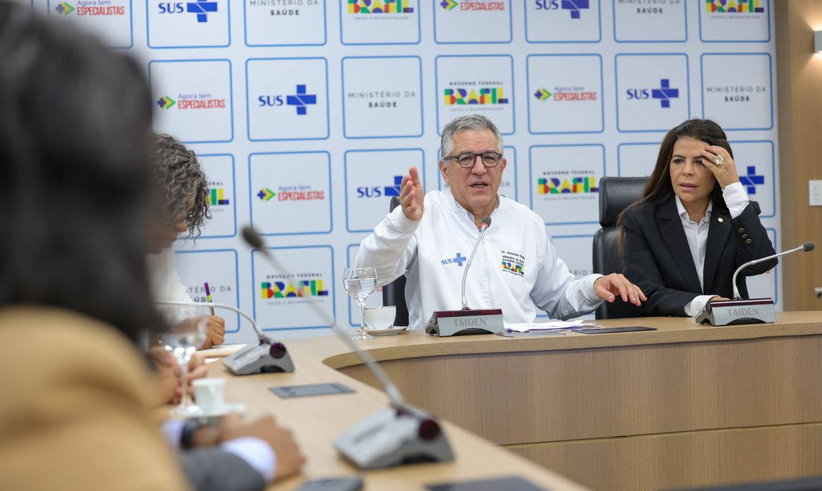 Fabio Rodrigues-Pozzebom/ Agência Brasil Brasília (DF) 25/11/2025 - O ministro da Saúde, Alexandre Padilha, anuncia durante café com lideranças evangélicas a compra da vacina contra o vírus sincicial respiratório (VSR) e o cronograma de distribuição aos estados. Foto: Fabio Rodrigues-Pozzebom/ Agência Brasil
