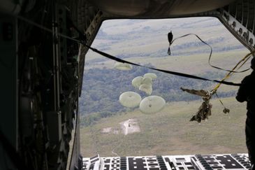 Lançamento aéreo de suprimentos de ajuda humanitária às aldeias indígenas Yanomami na região do Surucucu, na Terra Indígena Yanomami, Oeste de Roraima, a partir de paraquedas do cargueiro KC-390 da Força Aérea Brasileira.