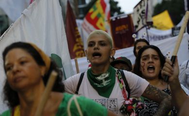 Rio de Janeiro (RJ), 08/03/2023 - Mulheres fazem passeata no Dia Internacional da Mulher - 8M, por direitos e contra a violência e o feminicídio, no centro da cidade. Foto: Fernando Frazão/Agência Brasil