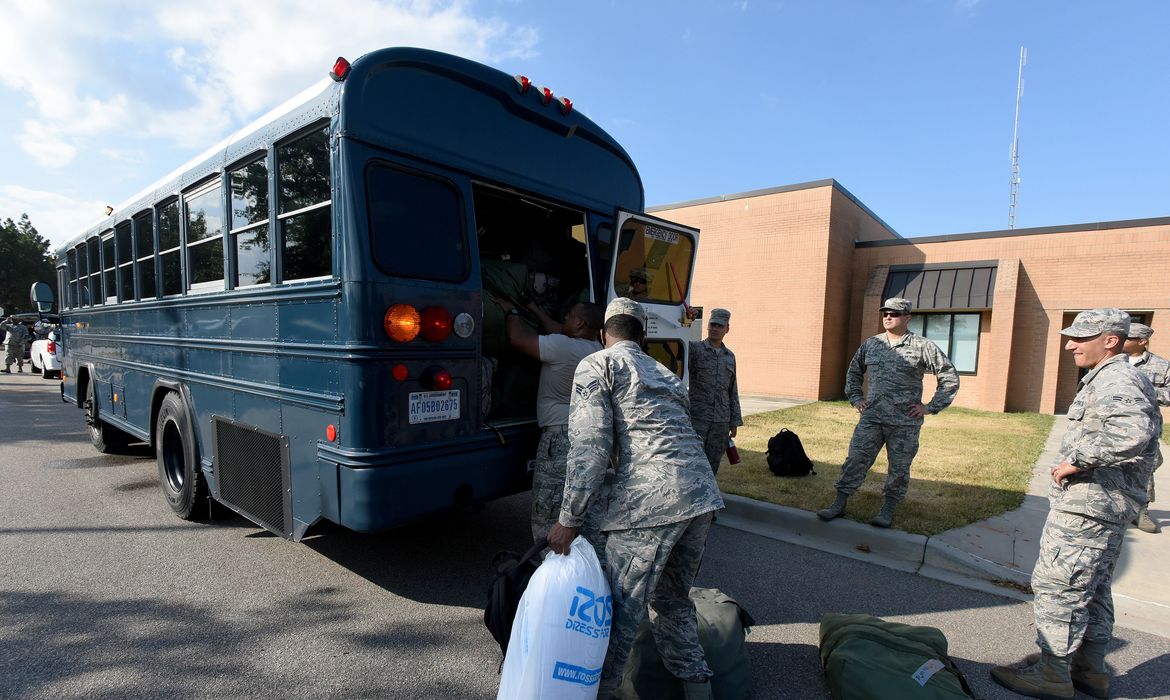 Oficiais da armada norte-americana se preparam para chegada de furacão na Carolina do Sul