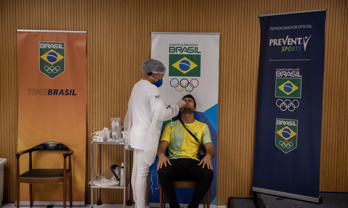 Integrantes da delegação brasileira nos Jogos de Tóquio passam por testes rápidos de antígeno para covid-19 antes do embarque para o Japão