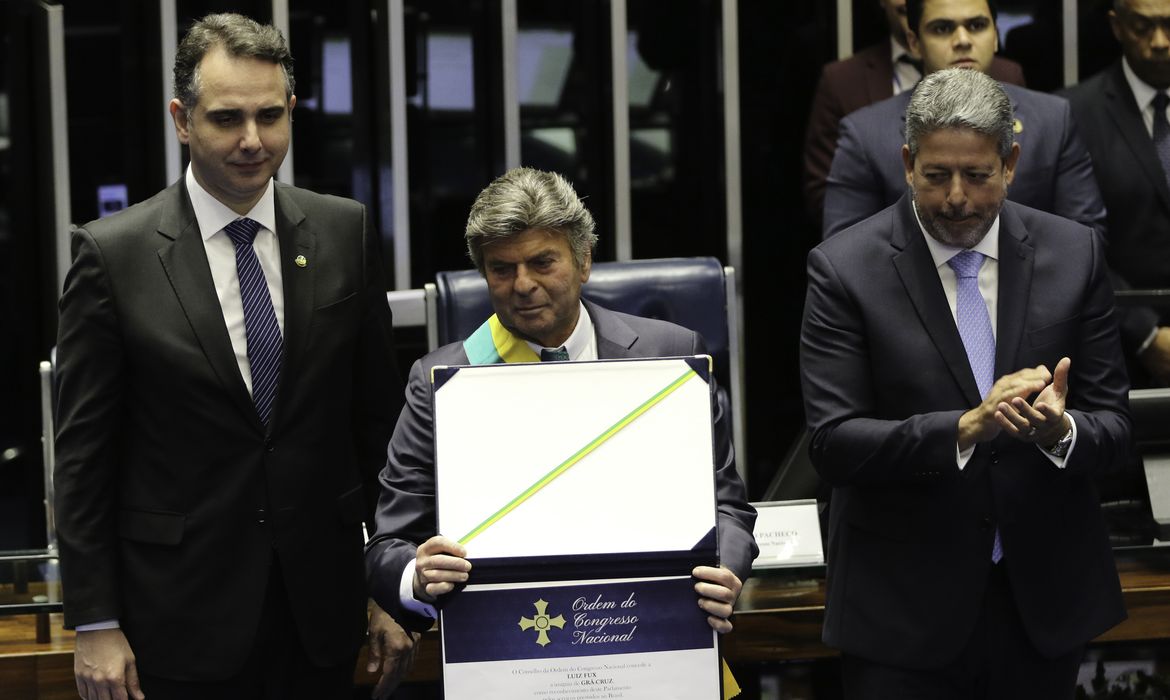 O presidente do Senado, Rodrigo Pacheco, o ministro do STF Luiz Fux e o presidente da Câmara, Arthur Lira, durante sessão solene para entrega da Ordem do Congresso Nacional
