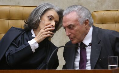 Brasília - A nova presidente do Supremo Tribunal Federal (STF), ministra Cármen Lúcia, e o presidente Michel Temer durante a cerimônia de posse (Wilson Dias/Agência Brasil)
