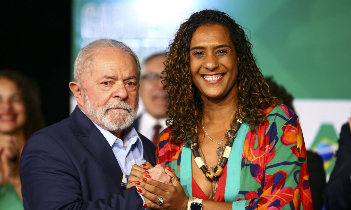 O presidente eleito, Luiz Inácio Lula da Silva, e a futura ministra da Igualdade Racial, Anielle Franco, durante anúncio de novos ministros que comporão o governo.