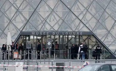 Forensic police officers arrive at the Louvre museum after reports of a robbery, in Paris, France, October 19, 2025.  REUTERS/Gonzalo Fuentes/ Proibida reprodução