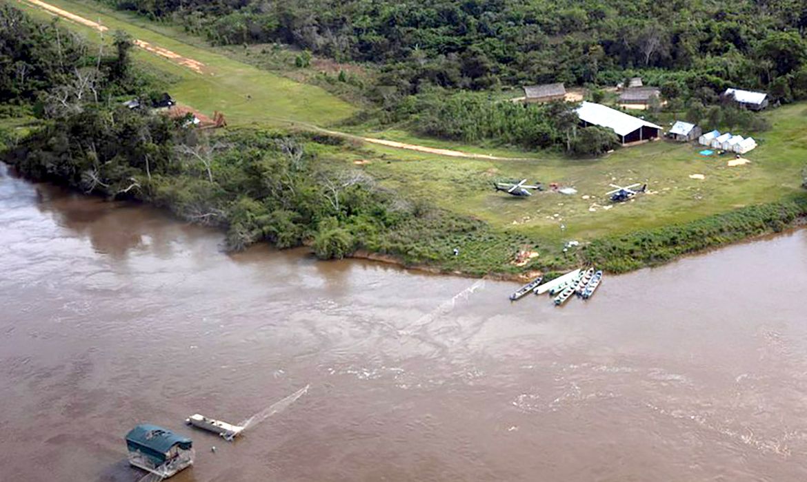 Brasília (16/05/2023) - A base de controle instalada em 20 de fevereiro no rio Uraricoera, na Terra Indígena Yanomami, foi alvo de novo atentado na madrugada desta segunda-feira (15/05). Foto: IBAMA/Divulgação