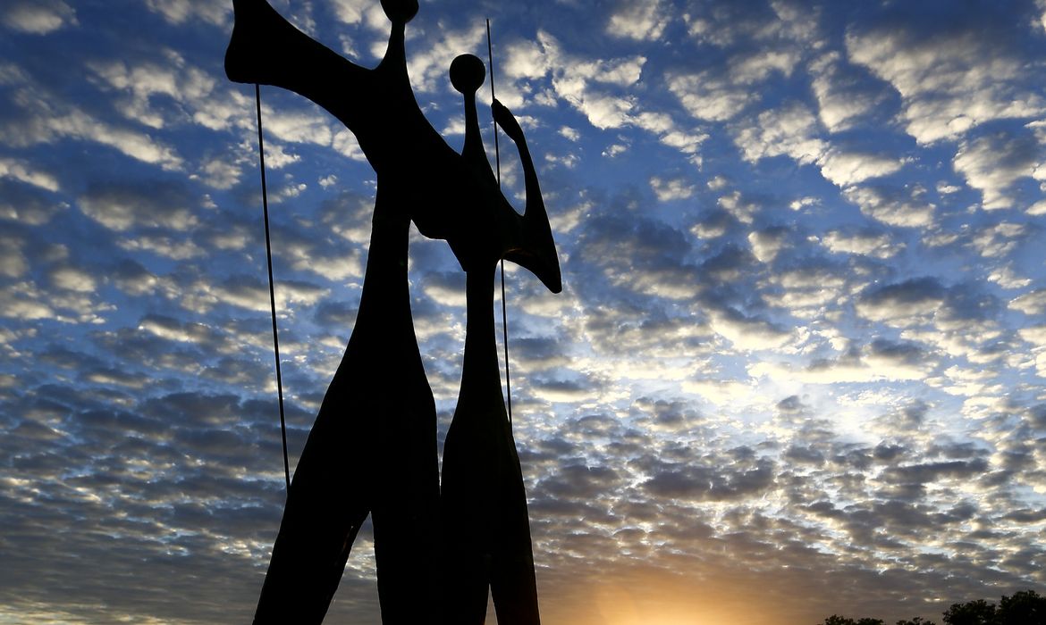 Monumento Dois Candangos, moderno monumento de bronze erguido em 1959, em homenagem aos trabalhadores que ajudaram a construir o país.