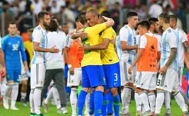 O zagueiro Miranda, que marcou nos acréscimos, festeja a vitória do Brasil sobre a Argentina por 1 a 0.