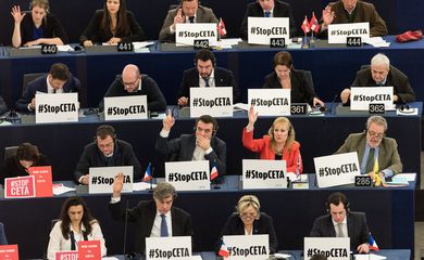 Eurodeputados contrários ao Ceta se manifestaram durante a votação do acordo no Parlamento Europeu. O acordo foi aprovado por 408 votos a favor, 254 contra e 33 abstenções