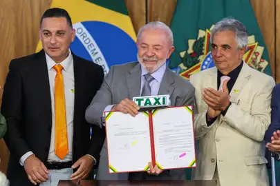 Brasília (DF), 14/07/2025 - Presidente Luiz Inácio Lula da Silva (c), participa da assinatura de medida provisória que concede isenção da taxa de serviço metrológico para verificação de taxímetros
Foto: Valter Campanato/Agência Brasil