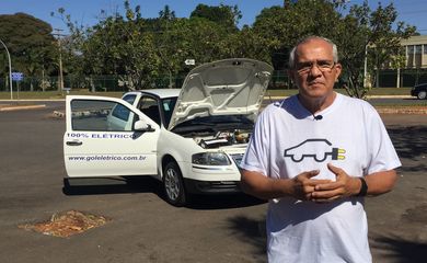 O aposentado Elifas do Amaral transformou um veículo normal em carro elétrico e o abastece com a energia elétrica de sua rede doméstica